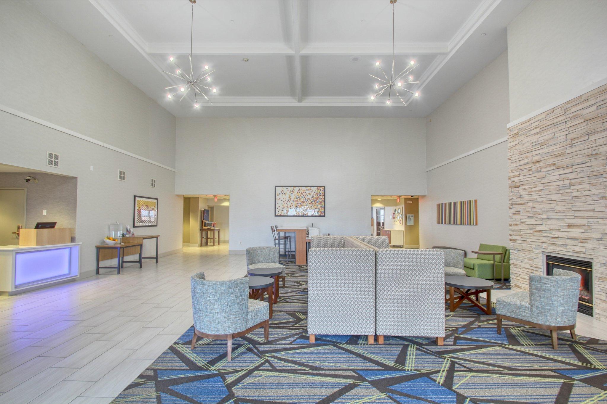 Holiday Inn Express Hotel & Suites Oshkosh - State Route 41 By Ihg Eksteriør bilde