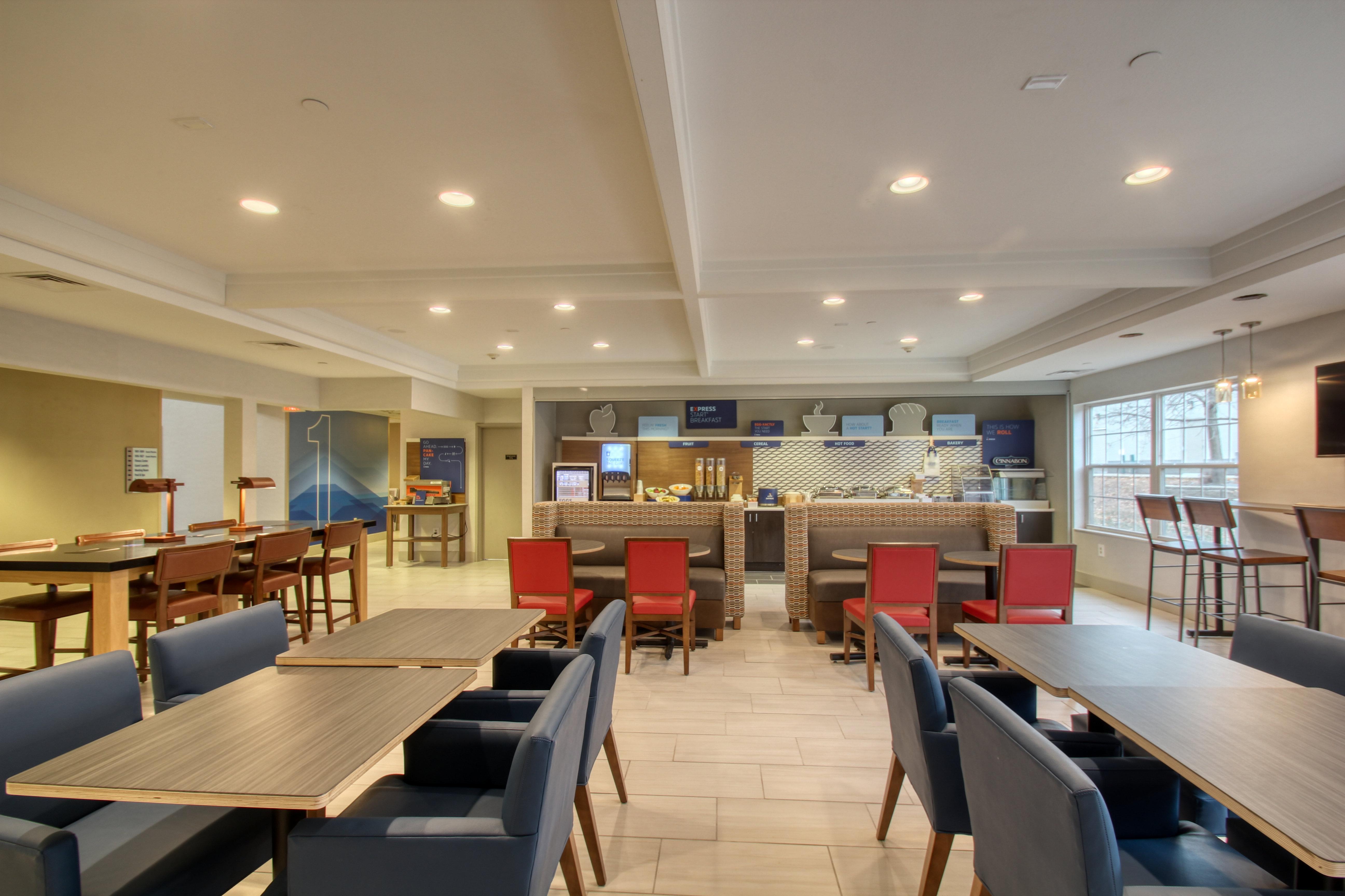 Holiday Inn Express Hotel & Suites Oshkosh - State Route 41 By Ihg Eksteriør bilde