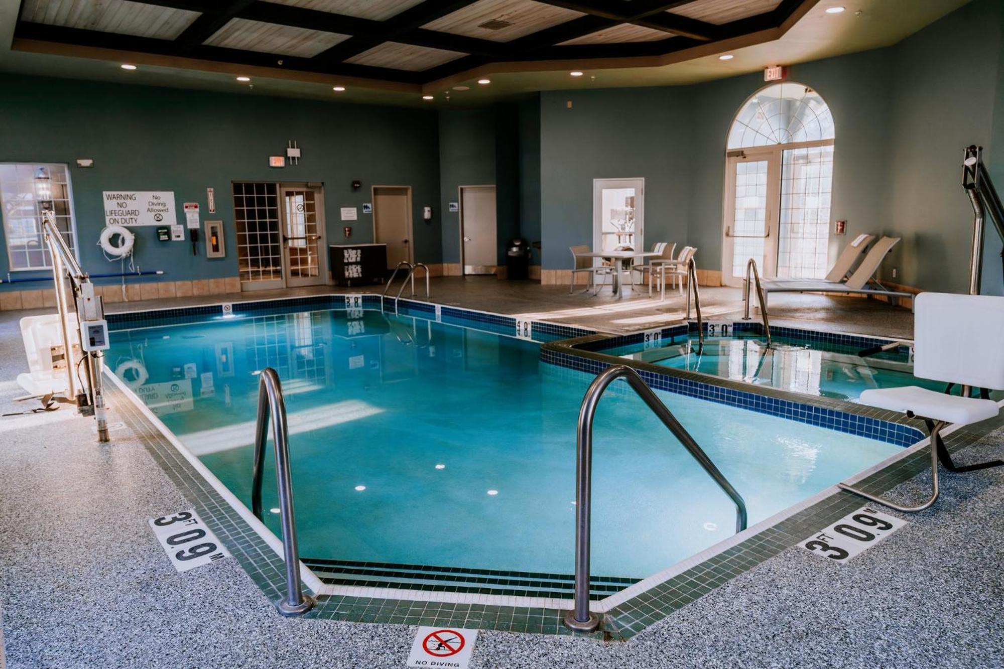 Holiday Inn Express Hotel & Suites Oshkosh - State Route 41 By Ihg Eksteriør bilde