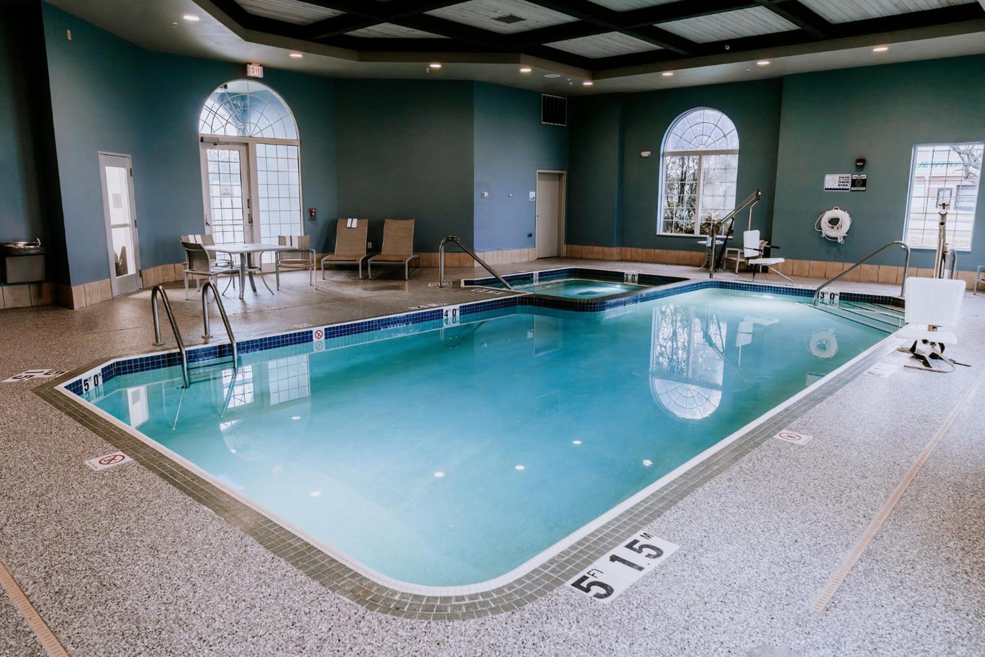 Holiday Inn Express Hotel & Suites Oshkosh - State Route 41 By Ihg Eksteriør bilde