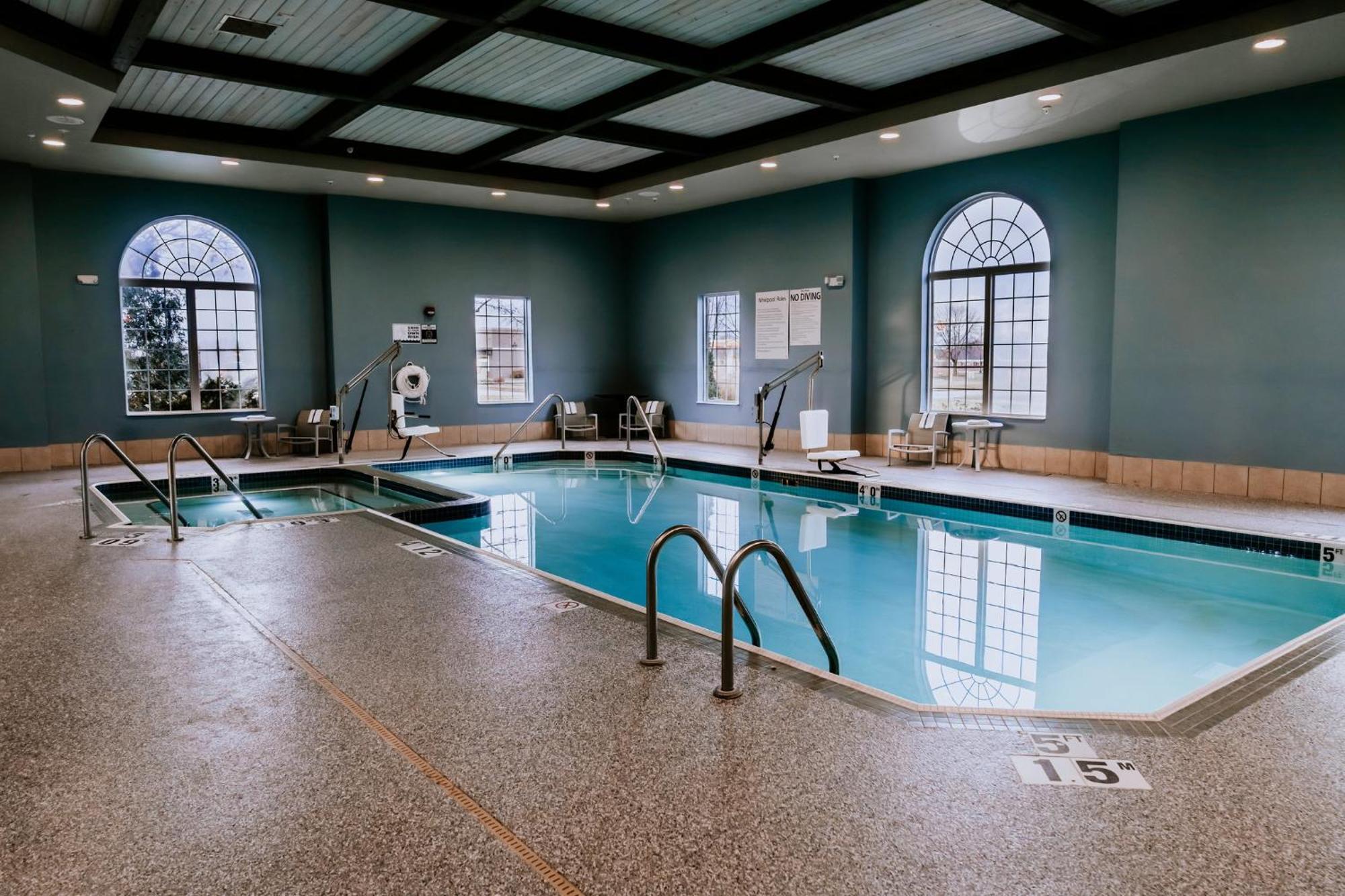 Holiday Inn Express Hotel & Suites Oshkosh - State Route 41 By Ihg Eksteriør bilde