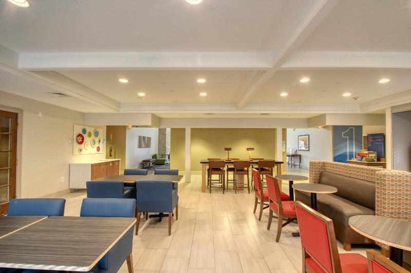 Holiday Inn Express Hotel & Suites Oshkosh - State Route 41 By Ihg Eksteriør bilde