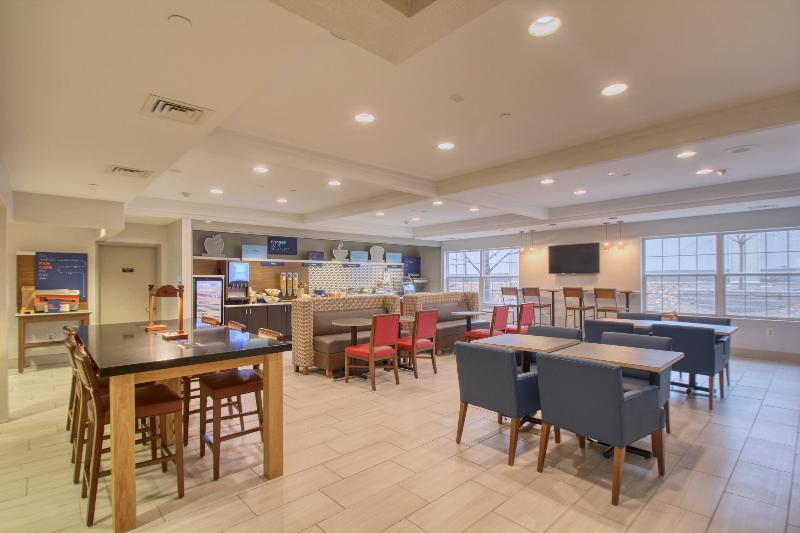 Holiday Inn Express Hotel & Suites Oshkosh - State Route 41 By Ihg Eksteriør bilde